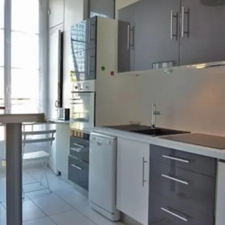 Luxury 2 Bed Sleeps 4, A/c - Center Apartment *