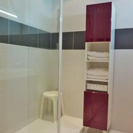 Luxury 2 Bed Sleeps 4, A/c - Center *