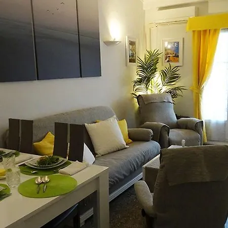 Luxury 2 Bed Sleeps 4, A/c - Center Apartment *